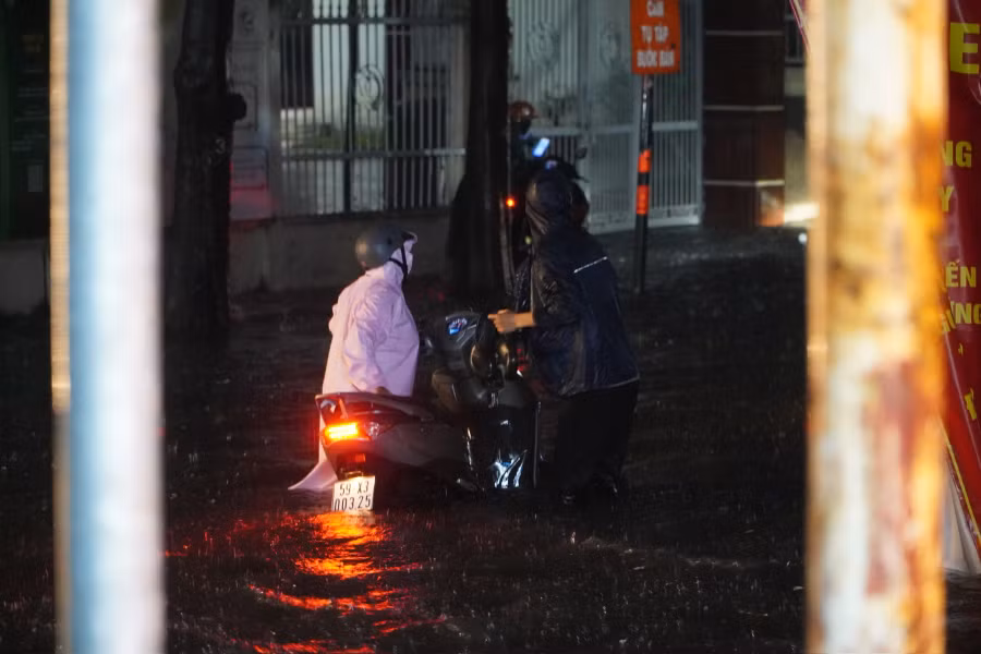 Một số người đi xe máy bị ngã do ô tô tạo sóng, việc di chuyển khó khăn trong đêm, ngày 1.9