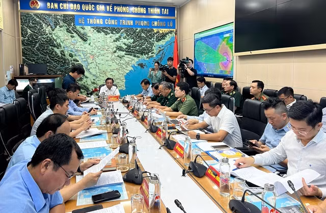 Bộ trưởng Lê Minh Hoan chủ trì cuộc họp ứng phó bão số 3