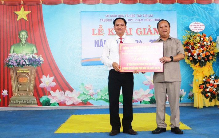 Phó Bí thư Thường trực Tỉnh ủy, Trưởng đoàn Đại biểu Quốc hội tỉnh Châu Ngọc Tuấn (bìa phải) tặng Trường THCS-THPT Phạm Hồng Thái (huyện Chư Păh) 20 triệu đồng. Ảnh: Q.T Phó Bí thư Thường trực Tỉnh ủy, Trưởng đoàn Đại biểu Quốc hội tỉnh Châu Ngọc Tuấn (bìa phải) tặng Trường THCS-THPT Phạm Hồng Thái (huyện Chư Păh) 20 triệu đồng. Ảnh: Q.T
