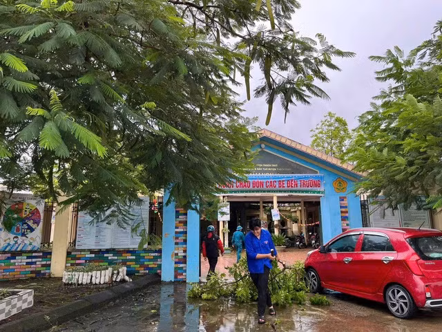 Dọn dẹp trường học sau bão