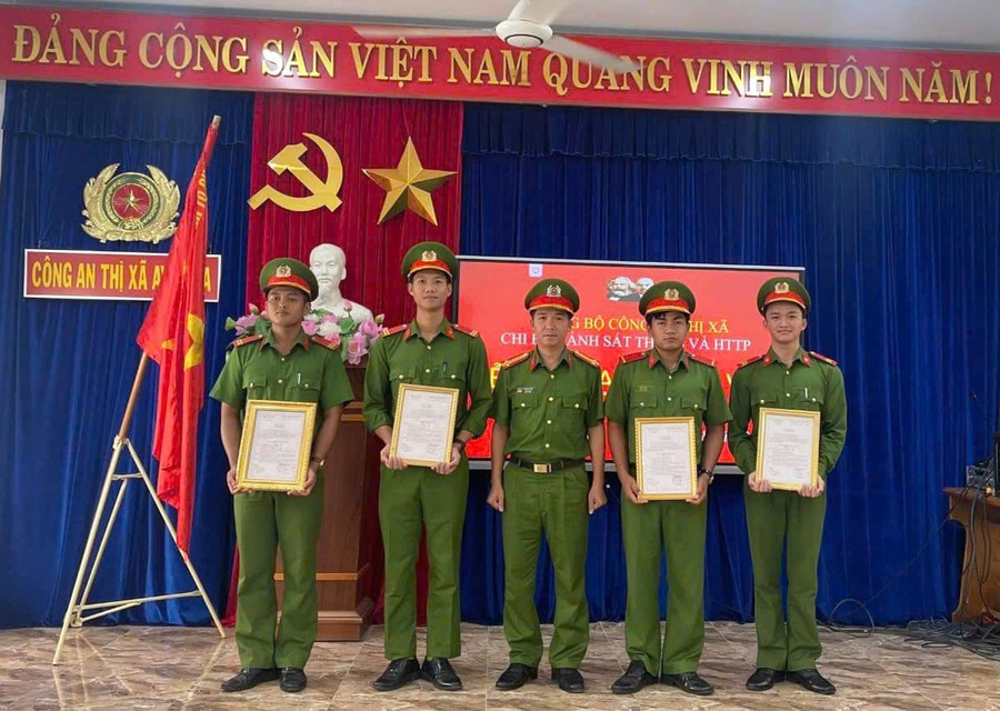 Trung tá Lê Công Trình-Bí thư Chi bộ Cảnh sát Thi hành án Hình sự và Hỗ trợ tư pháp (Công an thị xã Ayun Pa) trao quyết định kết nạp Đảng cho 4 chiến sĩ nghĩa vụ. Ảnh: ĐVCC Trung tá Lê Công Trình-Bí thư Chi bộ Cảnh sát Thi hành án Hình sự và Hỗ trợ tư pháp (Công an thị xã Ayun Pa) trao quyết định kết nạp Đảng cho 4 chiến sĩ nghĩa vụ. Ảnh: ĐVCC