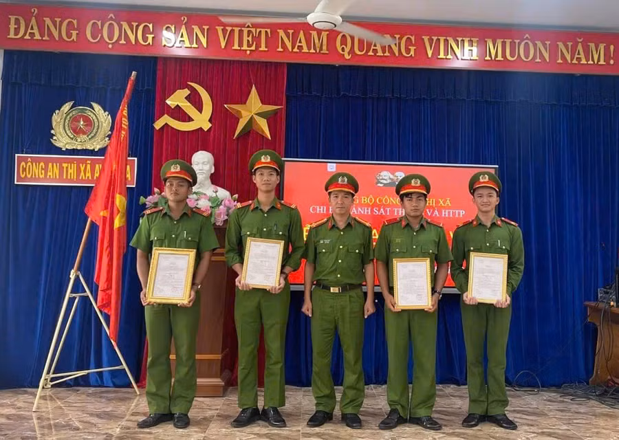 Trung tá Lê Công Trình-Bí thư Chi bộ Cảnh sát Thi hành án Hình sự và Hỗ trợ tư pháp (Công an thị xã Ayun Pa) trao quyết định kết nạp Đảng cho 4 chiến sĩ nghĩa vụ. Ảnh: ĐVCC