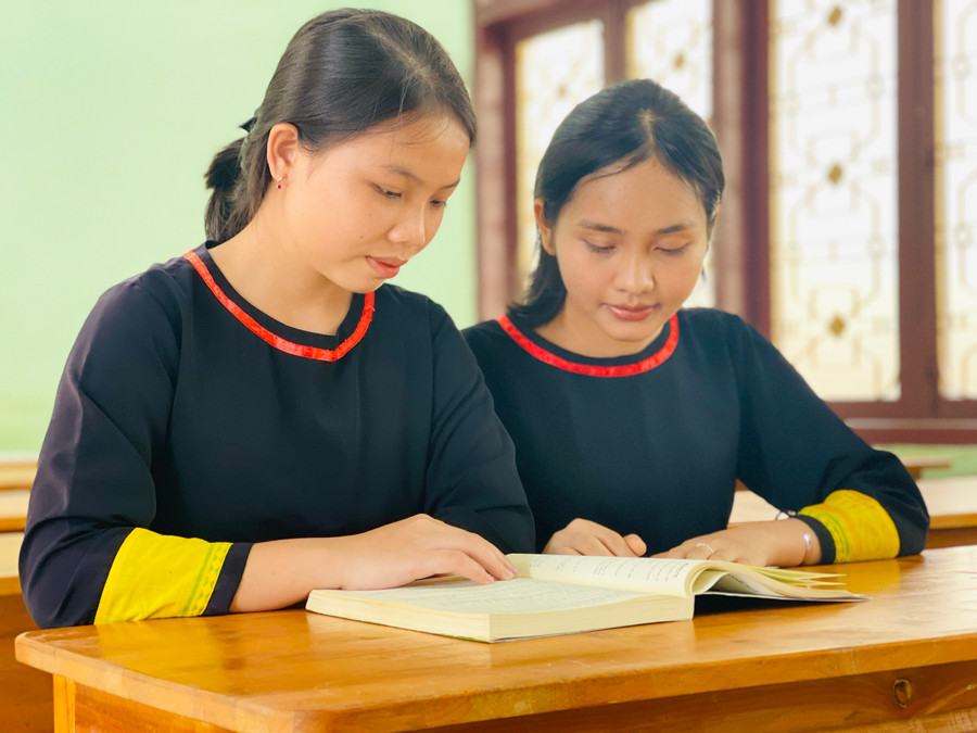 Em Ksor Hạ Tuyết (bên trái, lớp 12A, Trường Phổ thông Dân tộc nội trú tỉnh) háo hức bước vào năm học mới. Ảnh: Trần Dung Em Ksor Hạ Tuyết (bên trái, lớp 12A, Trường Phổ thông Dân tộc nội trú tỉnh) háo hức bước vào năm học mới. Ảnh: Trần Dung