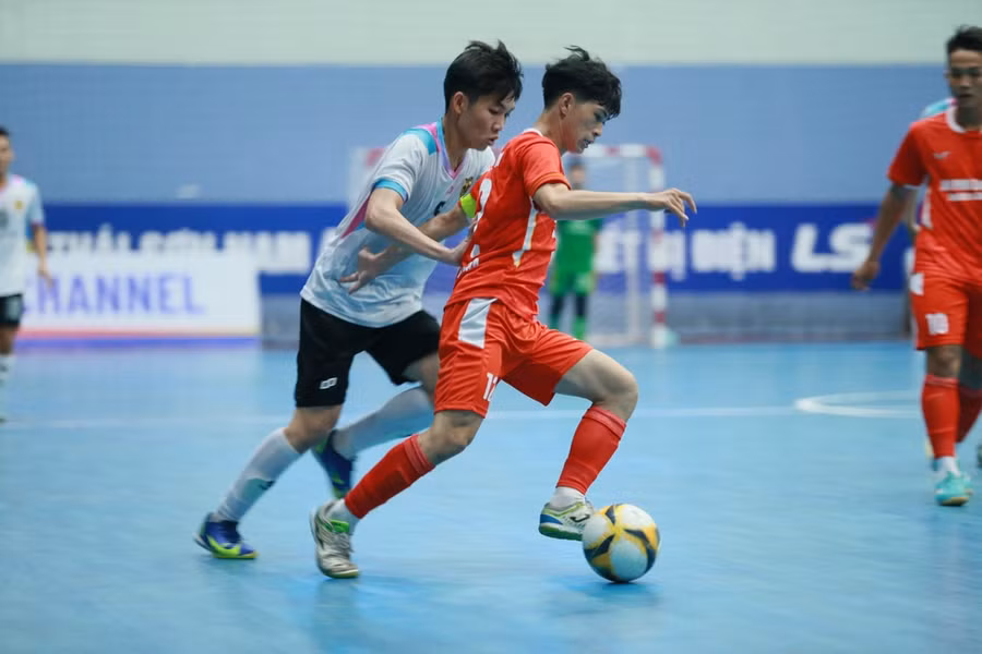 Đội U.20 Đạt Vĩnh Tiến (áo xanh)