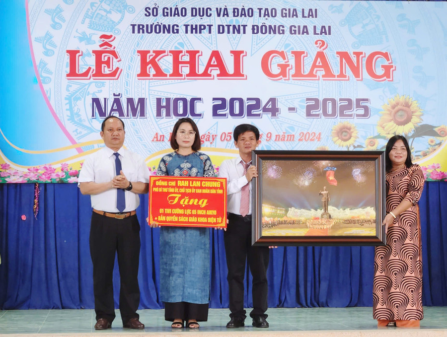 Phó Bí thư Tỉnh ủy, Chủ tịch UBND tỉnh Rah Lan Chung (bìa trái) dự lễ khai giảng và tặng quà Trường THPT Dân tộc nội trú Đông Gia Lai (thị xã An Khê). Ảnh: N.S Phó Bí thư Tỉnh ủy, Chủ tịch UBND tỉnh Rah Lan Chung (bìa trái) dự lễ khai giảng và tặng quà Trường THPT Dân tộc nội trú Đông Gia Lai (thị xã An Khê). Ảnh: N.S