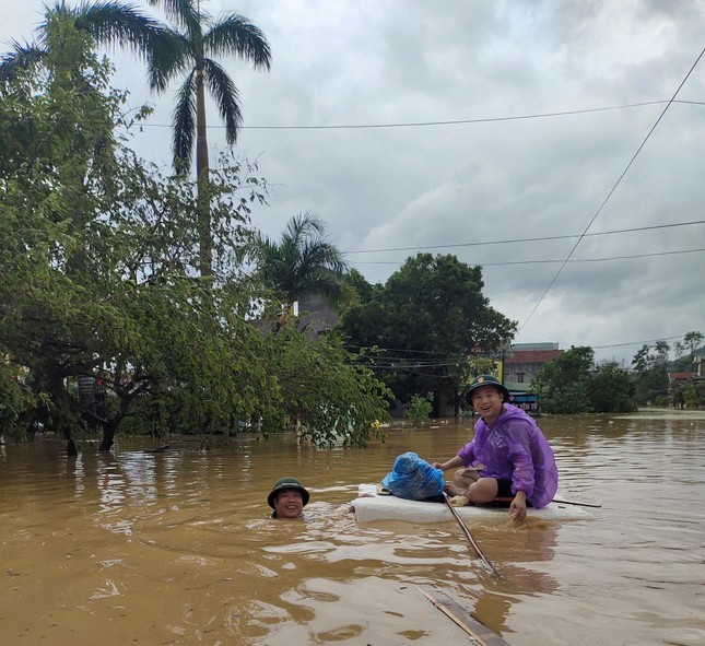 Lãnh đạo Công ty Điện lực tỉnh Bắc Giang cho biết, do bão số 3 nên gần như toàn bộ huyện Sơn Động vẫn mất điện. Do bị ngập nên việc khắc phục sự cố mất điện ở huyện Sơn Động rất khó khăn. Lãnh đạo Công ty Điện lực tỉnh Bắc Giang cho biết, do bão số 3 nên gần như toàn bộ huyện Sơn Động vẫn mất điện. Do bị ngập nên việc khắc phục sự cố mất điện ở huyện Sơn Động rất khó khăn.