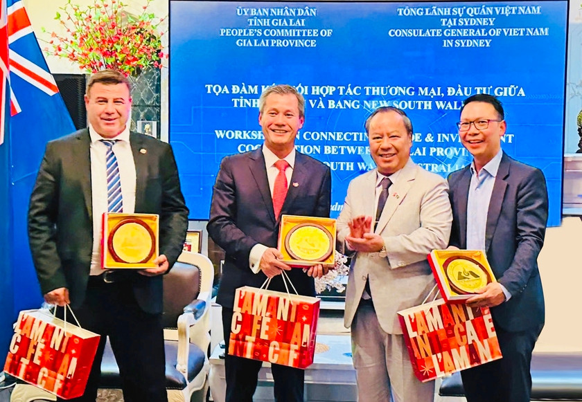 Phó Bí thư Thường trực Tỉnh ủy Châu Ngọc Tuấn (thứ 2 từ phải sang) tặng biểu trưng của tỉnh Gia Lai cho đại diện các tổ chức tại Australia. Ảnh: Anh Tuấn
