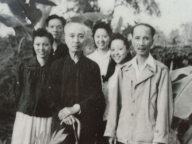 Cụ Vi Văn Định (người cầm gậy) cùng gia đình trong kháng chiến (1953) . Ảnh: Nguyễn Kim Nữ Hạnh Cụ Vi Văn Định (người cầm gậy) cùng gia đình trong kháng chiến (1953) . Ảnh: Nguyễn Kim Nữ Hạnh