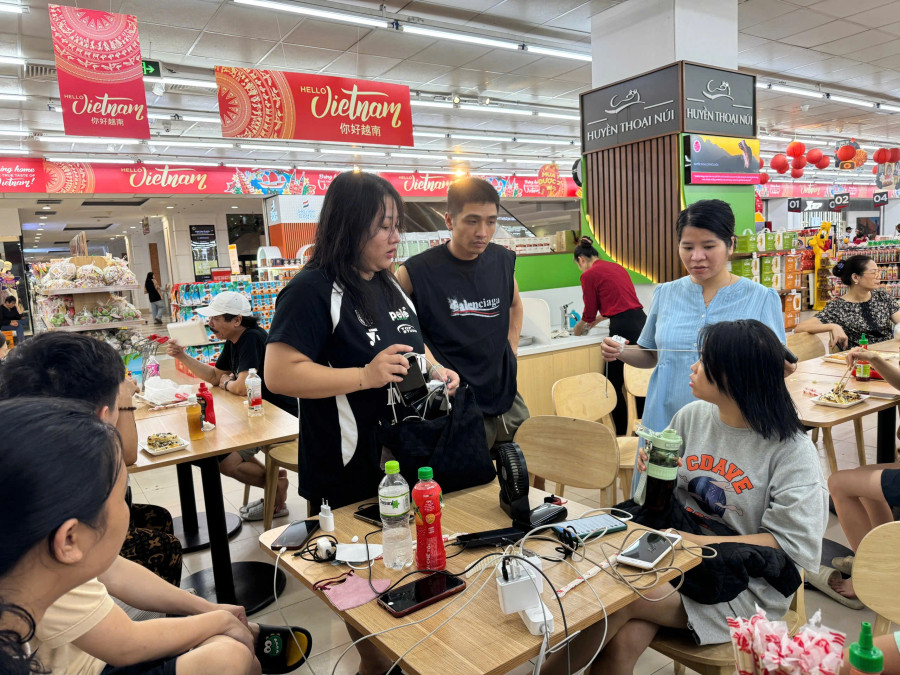 Người dân chen nhau sạc điện thoại nhờ tại các siêu thị Người dân chen nhau sạc điện thoại nhờ tại các siêu thị