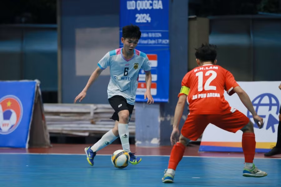 Hiệp 2, màn đấu của hai đội có thêm 5 bàn thắng. U.20 Đạt Vĩnh Tiến sau giờ nghỉ bất ngờ ghi liền 2 bàn để vươn lên dẫn 4-2 trong nửa đầu hiệp. Hiệp 2, màn đấu của hai đội có thêm 5 bàn thắng. U.20 Đạt Vĩnh Tiến sau giờ nghỉ bất ngờ ghi liền 2 bàn để vươn lên dẫn 4-2 trong nửa đầu hiệp.