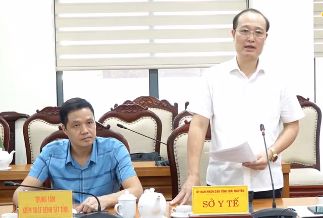 Đại diện Sở Y tế tỉnh Thái Nguyên thông tin về sự việc học sinh trường Cao đẳng Công nghiệp Thái Nguyên nhập viện. Ảnh: Cổng thông tin điện tử tỉnh Thái Nguyên Đại diện Sở Y tế tỉnh Thái Nguyên thông tin về sự việc học sinh trường Cao đẳng Công nghiệp Thái Nguyên nhập viện. Ảnh: Cổng thông tin điện tử tỉnh Thái Nguyên