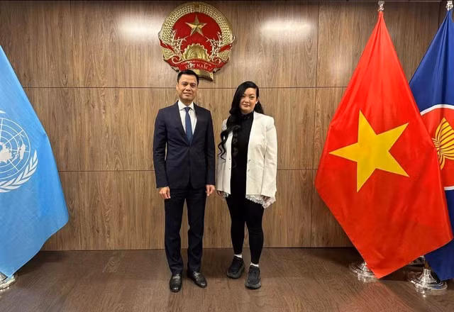 Đại sứ Đặng Hoàng Giang tiếp chị Amanda Nguyễn. Ảnh: Phái đoàn