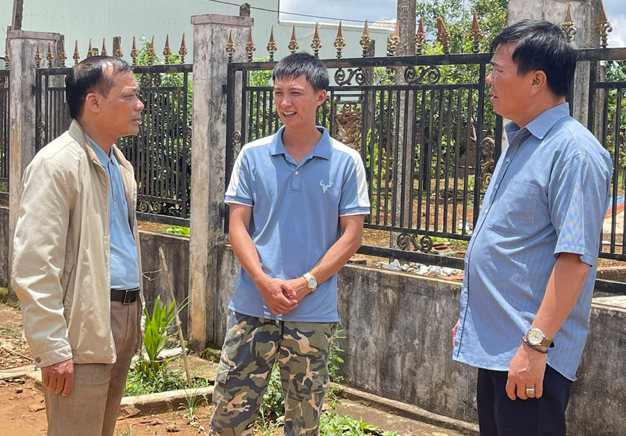 Anh Nguyễn Duy Quang-Chi ủy viên Chi bộ thôn Hòa Bình (ở giữa) trao đổi tình hình với lãnh đạo xã Bàu Cạn. Ảnh: P.D Anh Nguyễn Duy Quang-Chi ủy viên Chi bộ thôn Hòa Bình (ở giữa) trao đổi tình hình với lãnh đạo xã Bàu Cạn. Ảnh: P.D