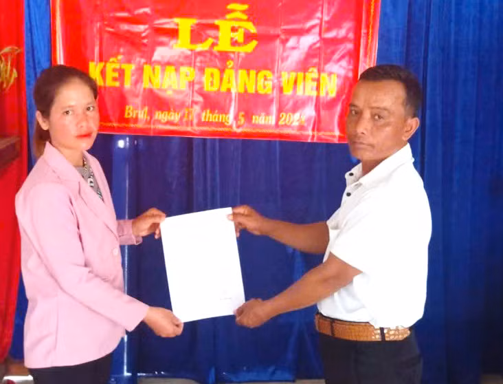 Chị Đinh Thị Hnenh (làng Brưl, xã Chơ Long, huyện Kông Chro) vinh dự tự hào được đứng vào hàng ngũ của Đảng. Ảnh: Đinh Pơl