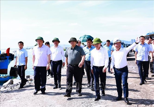 Thủ tướng Phạm Minh Chính kiểm tra công trình xây dựng khu bến cảng Liên Chiểu.