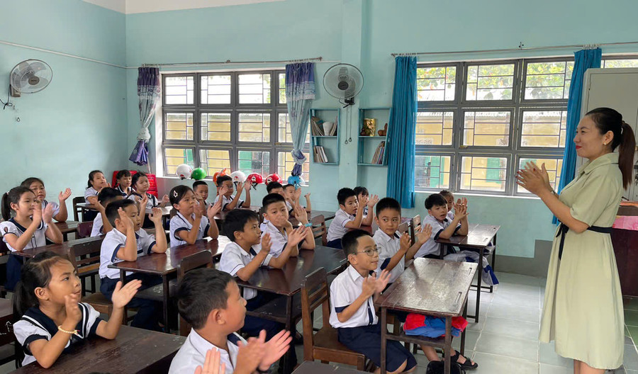 Cô và trò Trường Tiểu học Võ Thị Sáu (thị xã Ayun Pa) sẵn sàng tâm thế bước vào năm học mới. Ảnh: Vũ Chi Cô và trò Trường Tiểu học Võ Thị Sáu (thị xã Ayun Pa) sẵn sàng tâm thế bước vào năm học mới. Ảnh: Vũ Chi