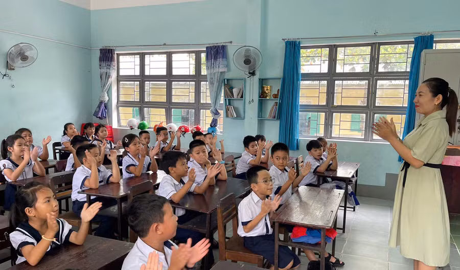 Cô và trò Trường Tiểu học Võ Thị Sáu (thị xã Ayun Pa) sẵn sàng tâm thế bước vào năm học mới. Ảnh: Vũ Chi