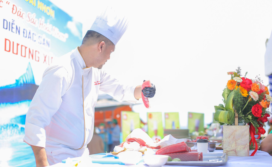 Tại ngày hội sẽ diễn ra nhiều hoạt động như diễu hành đường phố Rồng Xanh La Vuông, chương trình nghệ thuật La Vuông – Cao nguyên xanh vẫy gọi, trưng bày các gian hàng sản phẩm Ocop, ẩm thực đặc trưng, trình diễn các sản vật nổi bật, tham quan các điểm check-in, các điểm đến du lịch tại ngày hội, chương trình biểu diễn của nhạc sĩ, ca sĩ, ban nhạc, nghệ thuật trống, đàn đá, múa Chăm, các môn thể thao, trò chơi dân gian... Ảnh: Trương Định.