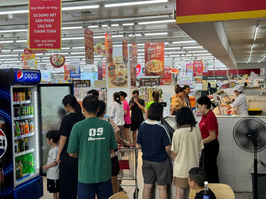 Người Hạ Long đổ xô tới các siêu thị để tìm mua thực phẩm Người Hạ Long đổ xô tới các siêu thị để tìm mua thực phẩm