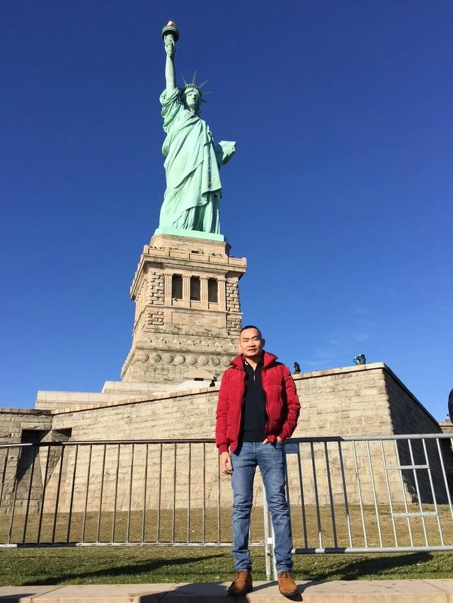 Tác giả bên tượng nữ thần Tự do ở New York (Mỹ)