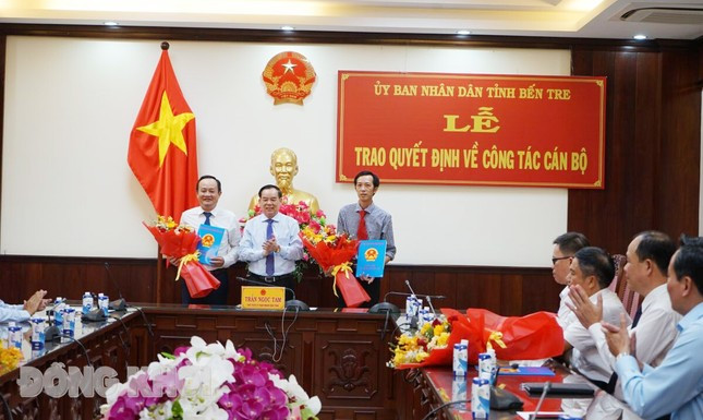 Chủ tịch UBND tỉnh Bến Tre Trần Ngọc Tam trao quyết định bổ nhiệm cho ông Võ Văn Ngoan, ông Lê Văn Nhân. Chủ tịch UBND tỉnh Bến Tre Trần Ngọc Tam trao quyết định bổ nhiệm cho ông Võ Văn Ngoan, ông Lê Văn Nhân.