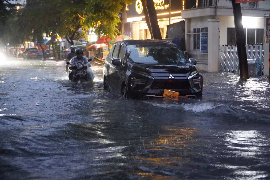 Người dân qua khu vực P.Thảo Điền đi lại khó khăn, xe hơi chết máy không thể di chuyển.