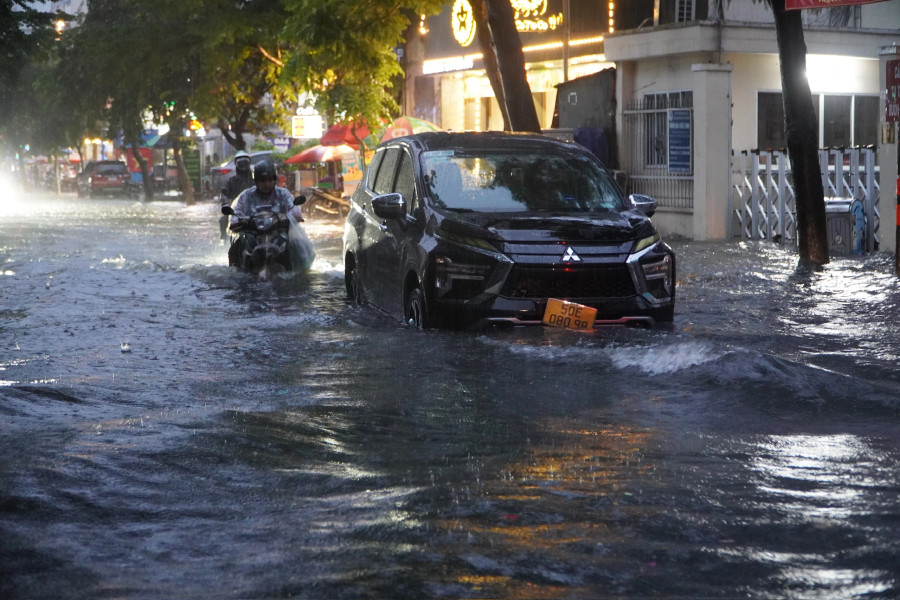 Người dân qua khu vực P.Thảo Điền đi lại khó khăn, xe hơi chết máy không thể di chuyển. Người dân qua khu vực P.Thảo Điền đi lại khó khăn, xe hơi chết máy không thể di chuyển.