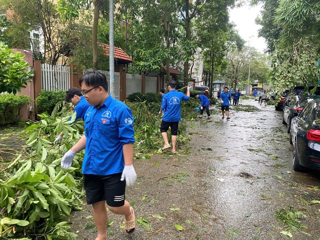 Thanh niên tình nguyện dọn dẹp cây cối bị bão quật đổ Thanh niên tình nguyện dọn dẹp cây cối bị bão quật đổ