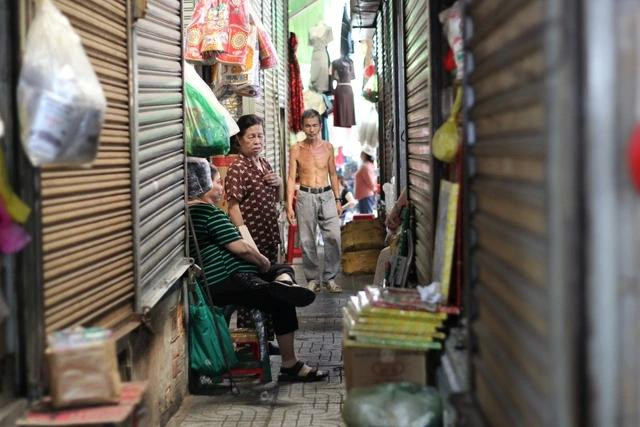 Hiện nay, nhiều quầy hàng phía sâu trong chợ Bà Hoa đã đóng cửa hoặc dùng làm kho chứa hàng Hiện nay, nhiều quầy hàng phía sâu trong chợ Bà Hoa đã đóng cửa hoặc dùng làm kho chứa hàng