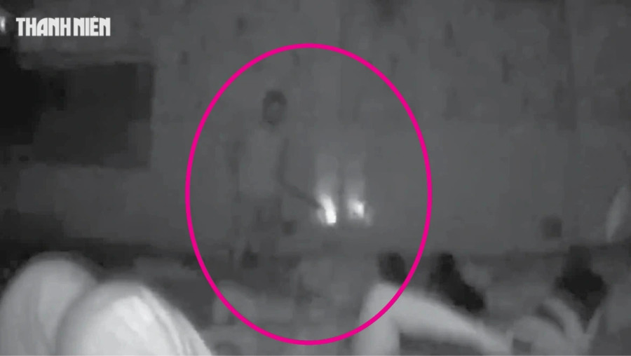 Bé B. cầm chổi đánh các trẻ tại mái ấm Bé B. cầm chổi đánh các trẻ tại mái ấm