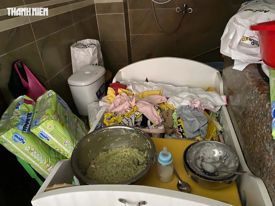 Một góc để thức ăn cho trẻ, ngay cạnh bồn cầu Một góc để thức ăn cho trẻ, ngay cạnh bồn cầu