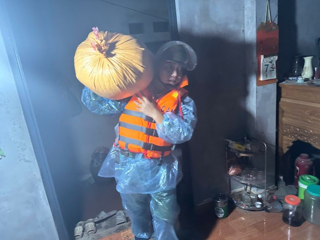 Tỉnh Bắc Giang huy động lực lượng quân đội và công an túc trực ở những điểm ngập sâu ở huyện Sơn Động để kịp thời hỗ trợ người dân. Tỉnh Bắc Giang huy động lực lượng quân đội và công an túc trực ở những điểm ngập sâu ở huyện Sơn Động để kịp thời hỗ trợ người dân.