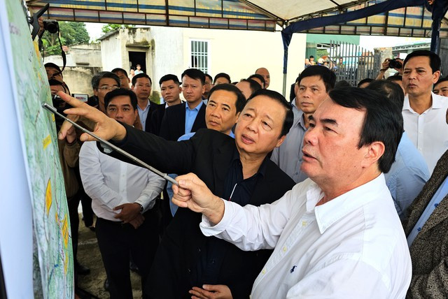 Ông Phạm S, Phó Chủ tịch UBND tỉnh Lâm Đồng, báo cáo Phó Thủ tướng Trần Hồng Hà về những vướng mắc tại 2 dự án đường cao tốc: Tân Phú - Bảo Lộc và Bảo Lộc - Liên Khương trong sáng 4-9. Ông Phạm S, Phó Chủ tịch UBND tỉnh Lâm Đồng, báo cáo Phó Thủ tướng Trần Hồng Hà về những vướng mắc tại 2 dự án đường cao tốc: Tân Phú - Bảo Lộc và Bảo Lộc - Liên Khương trong sáng 4-9.