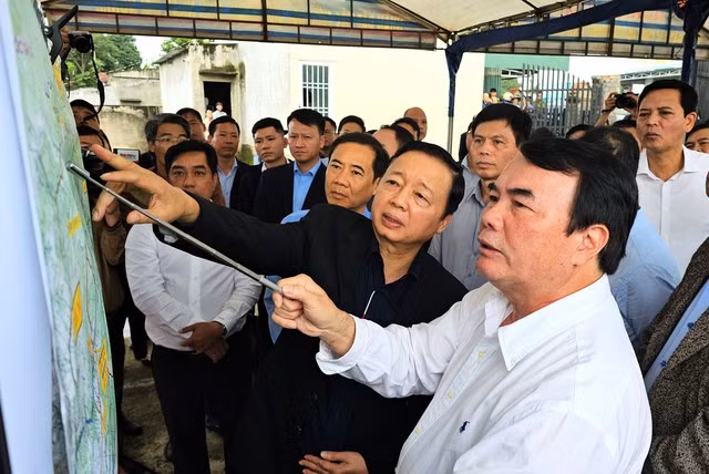 Ông Phạm S, Phó Chủ tịch UBND tỉnh Lâm Đồng, báo cáo Phó Thủ tướng Trần Hồng Hà về những vướng mắc tại 2 dự án đường cao tốc: Tân Phú - Bảo Lộc và Bảo Lộc - Liên Khương trong sáng 4-9.