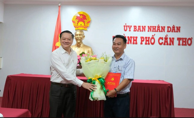 Ông Dương Tấn Hiển, Phó Chủ tịch Thường trực UBND TP Cần Thơ, trao các quyết định cho ông Phạm Trung Hiếu. Ảnh: Báo Cần Thơ Ông Dương Tấn Hiển, Phó Chủ tịch Thường trực UBND TP Cần Thơ, trao các quyết định cho ông Phạm Trung Hiếu. Ảnh: Báo Cần Thơ