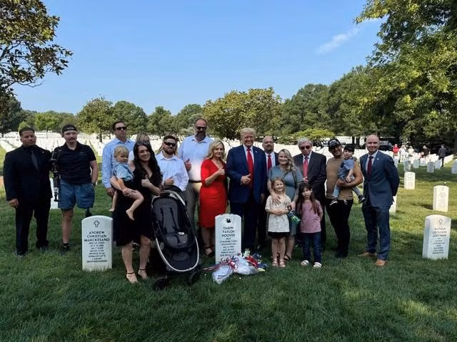 Ông Trump chụp ảnh tại nghĩa trang quốc gia Arlington cùng quan chức và gia đình những quân nhân Mỹ thiệt mạng hôm 26.8 Ông Trump chụp ảnh tại nghĩa trang quốc gia Arlington cùng quan chức và gia đình những quân nhân Mỹ thiệt mạng hôm 26.8