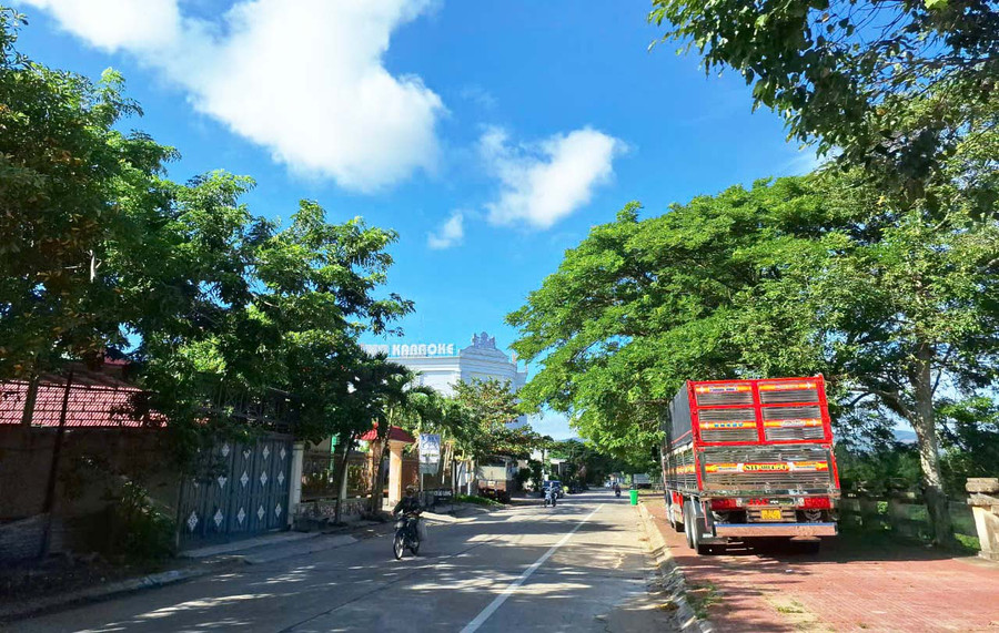 Xóm chài thuở nào đã trở thành khu dân cư sầm uất bên sông Ba. Ảnh: Ngọc Tú Xóm chài thuở nào đã trở thành khu dân cư sầm uất bên sông Ba. Ảnh: Ngọc Tú