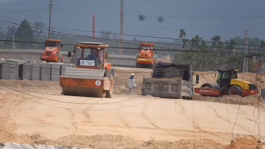 Xe cơ giới miệt mài trên công trường