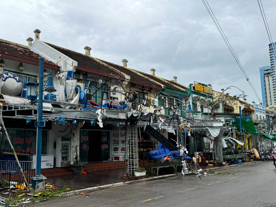 Các cửa hàng kinh doanh tại Khu du lịch Bãi Cháy bị bão đánh tan tác Các cửa hàng kinh doanh tại Khu du lịch Bãi Cháy bị bão đánh tan tác