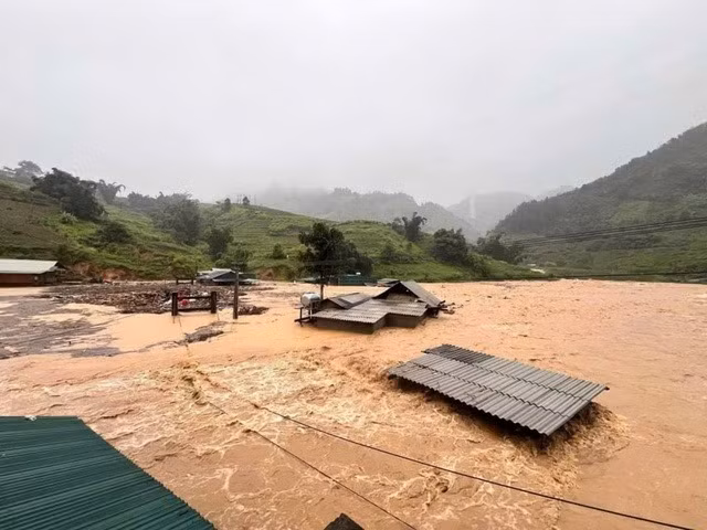 Mưa do hoàn lưu bão số 3 gây ra khiến nhiều nhà dân ở huyện Trạm Tấu, tỉnh Yên Bái ngập tới nóc nhà. Ảnh: Facebook