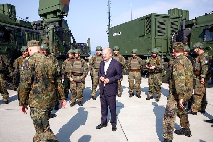 Thủ tướng Đức Olaf Scholz trò chuyện với những người lính. Ảnh: EPA-EFE Thủ tướng Đức Olaf Scholz trò chuyện với những người lính. Ảnh: EPA-EFE