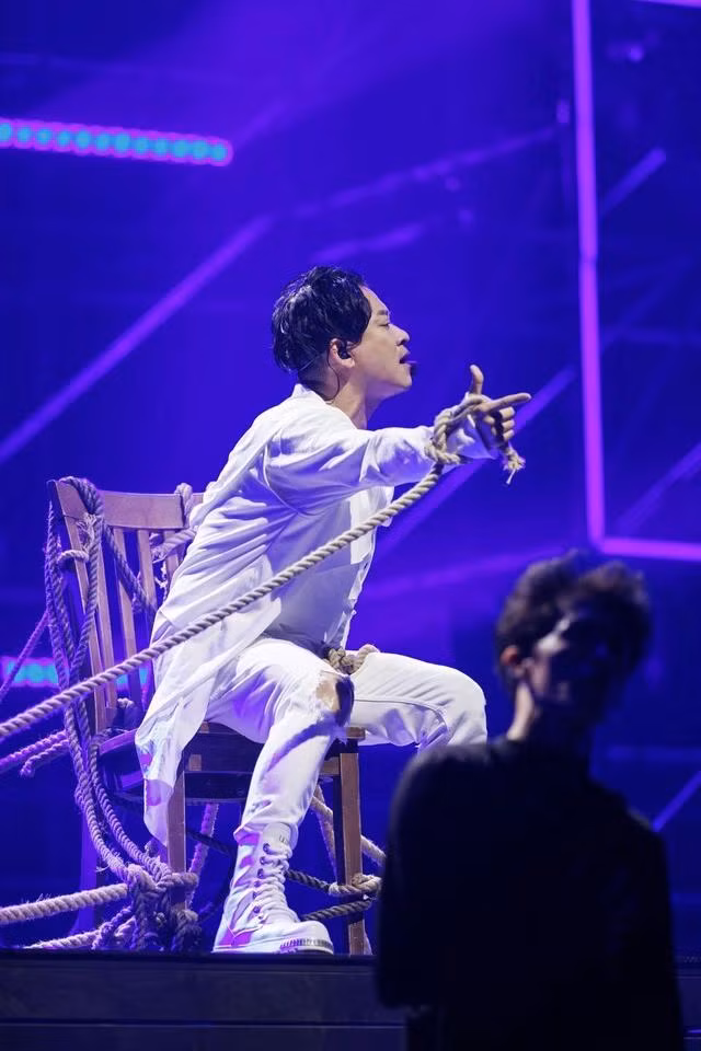 Màn trình diễn của Tuấn Hưng nhận được phản ứng tích cực từ khán giả