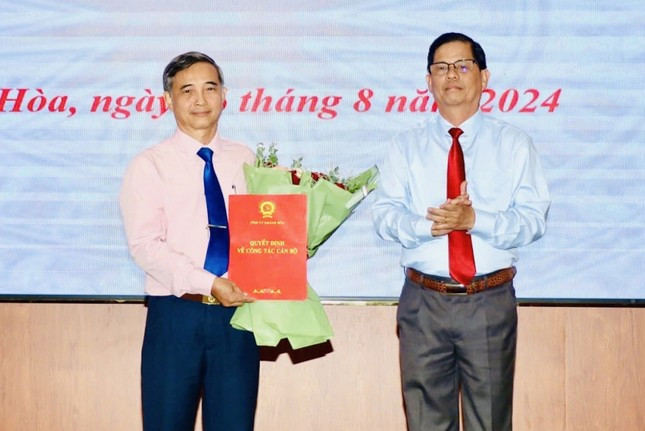 Lãnh đạo Tỉnh uỷ Khánh Hòa trao quyết định cho ông Văn Ngọc Sen (ảnh trái). Ảnh: X.T. Lãnh đạo Tỉnh uỷ Khánh Hòa trao quyết định cho ông Văn Ngọc Sen (ảnh trái). Ảnh: X.T.