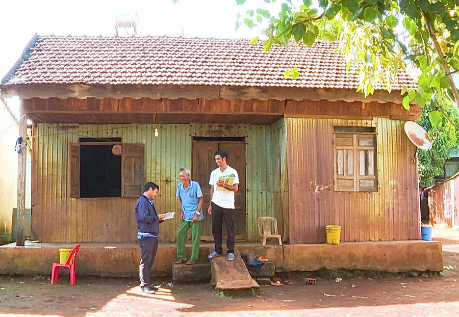 Ngoài công tác tiêm phòng, ngành chuyên môn và các địa phương trên địa bàn huyện cũng hướng dẫn người dân thực hiện các quy định về chăn nuôi đối với đàn chó và mèo. Ảnh: N.H Ngoài công tác tiêm phòng, ngành chuyên môn và các địa phương trên địa bàn huyện cũng hướng dẫn người dân thực hiện các quy định về chăn nuôi đối với đàn chó và mèo. Ảnh: N.H