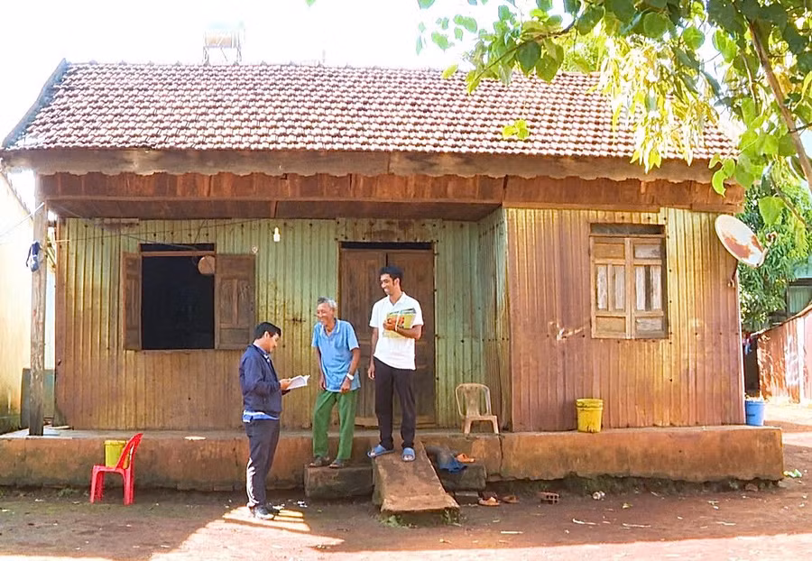 Ngoài công tác tiêm phòng, ngành chuyên môn và các địa phương trên địa bàn huyện cũng hướng dẫn người dân thực hiện các quy định về chăn nuôi đối với đàn chó và mèo. Ảnh: N.H