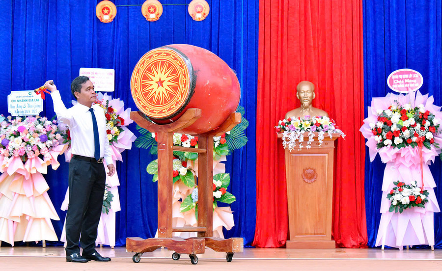 Ủy viên Ban Chấp hành Trung ương Đảng, Bí thư Tỉnh ủy, Chủ tịch HĐND tỉnh Hồ Văn Niên đánh trống khai trường tại Trường THPT Chuyên Hùng Vương. Ảnh: Đ.T Ủy viên Ban Chấp hành Trung ương Đảng, Bí thư Tỉnh ủy, Chủ tịch HĐND tỉnh Hồ Văn Niên đánh trống khai trường tại Trường THPT Chuyên Hùng Vương. Ảnh: Đ.T