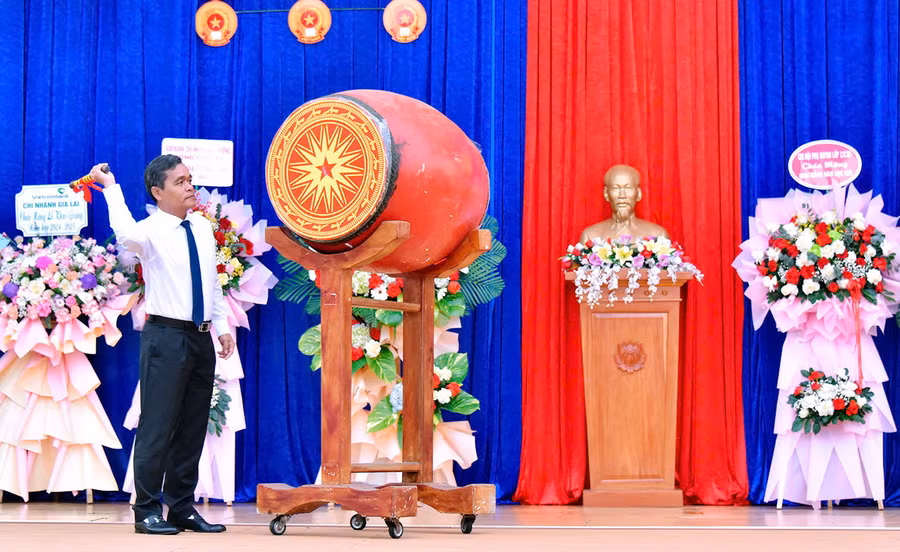 Ủy viên Ban Chấp hành Trung ương Đảng, Bí thư Tỉnh ủy, Chủ tịch HĐND tỉnh Hồ Văn Niên đánh trống khai trường tại Trường THPT Chuyên Hùng Vương. Ảnh: Đ.T