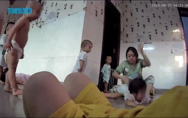 Bà Cẩm nhẫn tâm đánh đập bé gái hơn 1 tuổi Bà Cẩm nhẫn tâm đánh đập bé gái hơn 1 tuổi