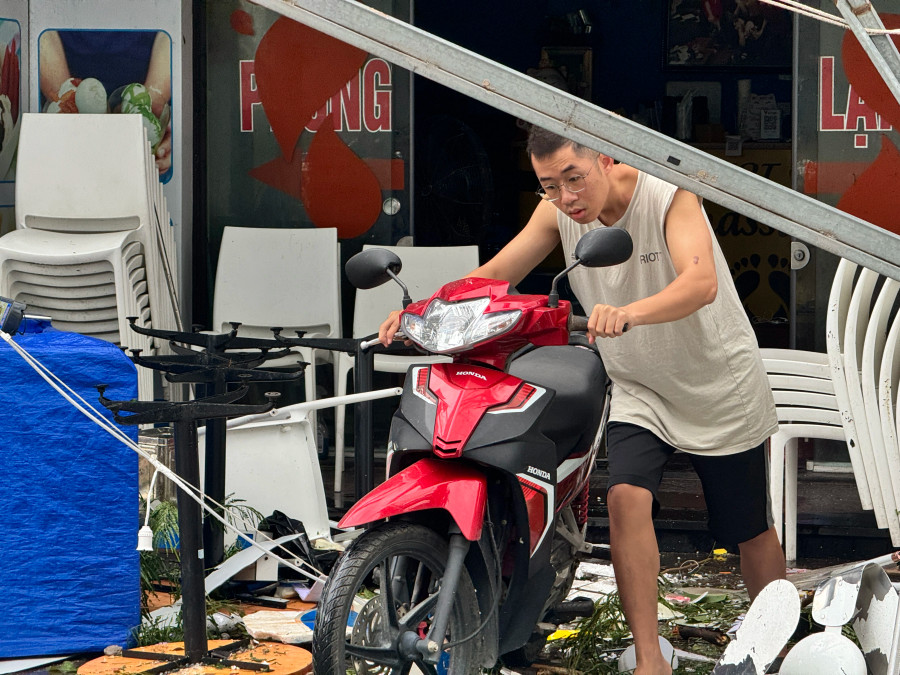 Người dân chật vật tìm các thứ còn sót lại Người dân chật vật tìm các thứ còn sót lại