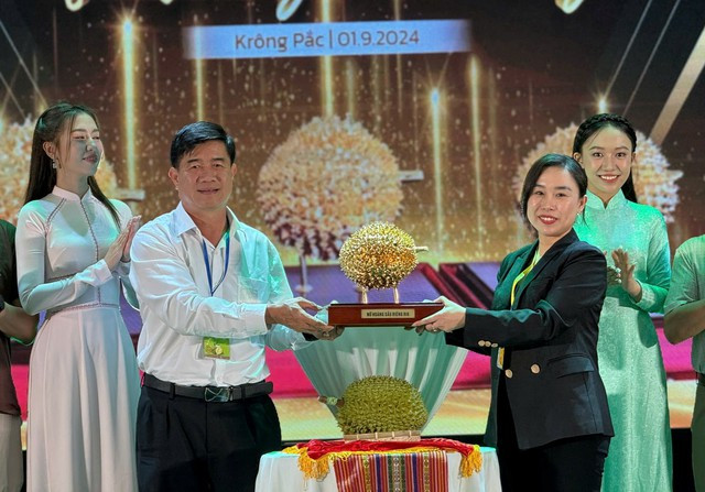 Ông Nguyễn Thiên Văn, Phó chủ tịch UBND tỉnh Đắk Lắk, trao trái sầu riêng mạ vàng cho người trúng đấu giá